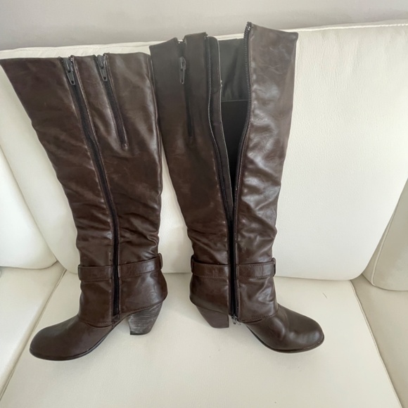 Brown with reddish hue colour knee high faux leather boots - Picture 9 of 10